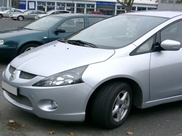 Dịch vụ thay kính chắn gió xe Mitsubishi Grandis tận nơi